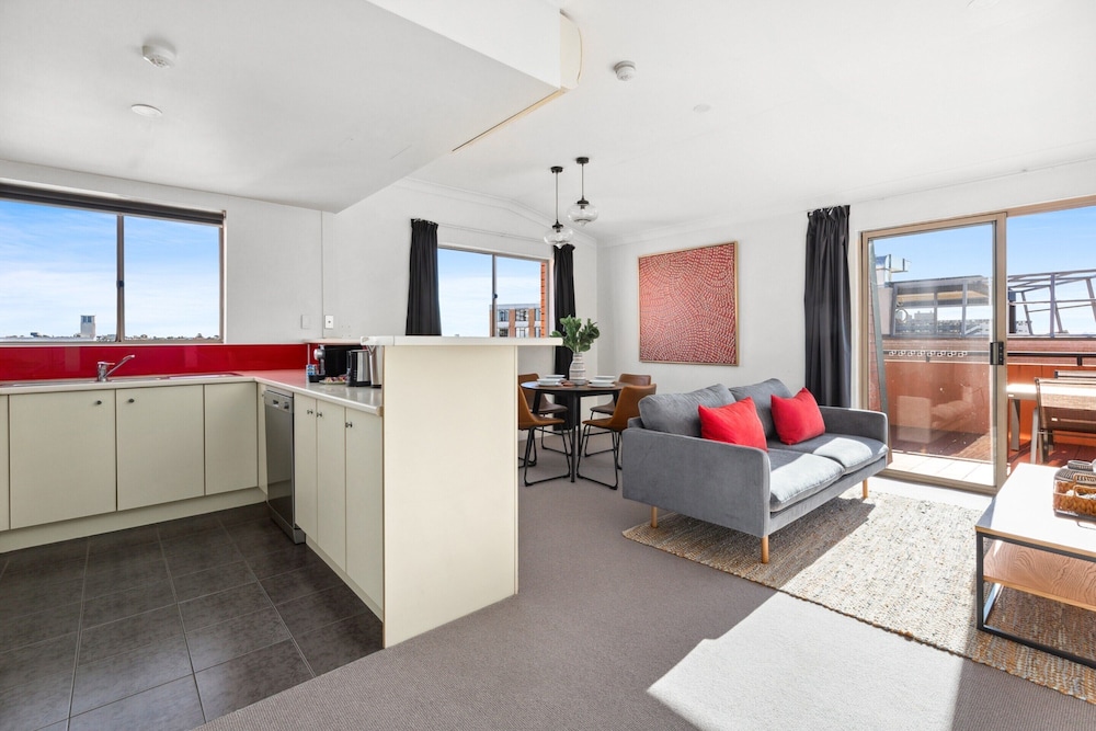 Spacious Inner-west 2-bed With Alfresco Dining