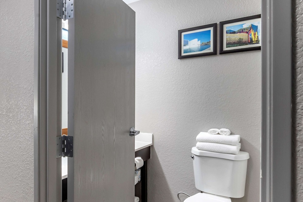 Emporia Vacations - Comfort Inn  Suites - Property Image 13