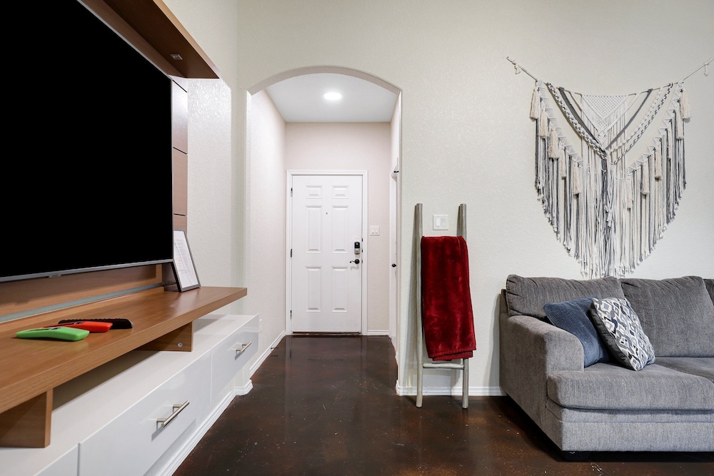 Modern Pet-friendly Duplex Near River Walk 3 Bedroom Duplex
