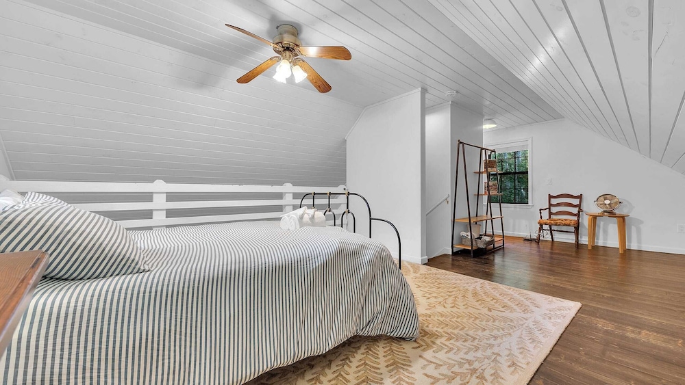 Lakeside Cabin w/ Hot Tub, Fireplace Near Dollywood & Trails Smoky Shores Retreat by Avantstay