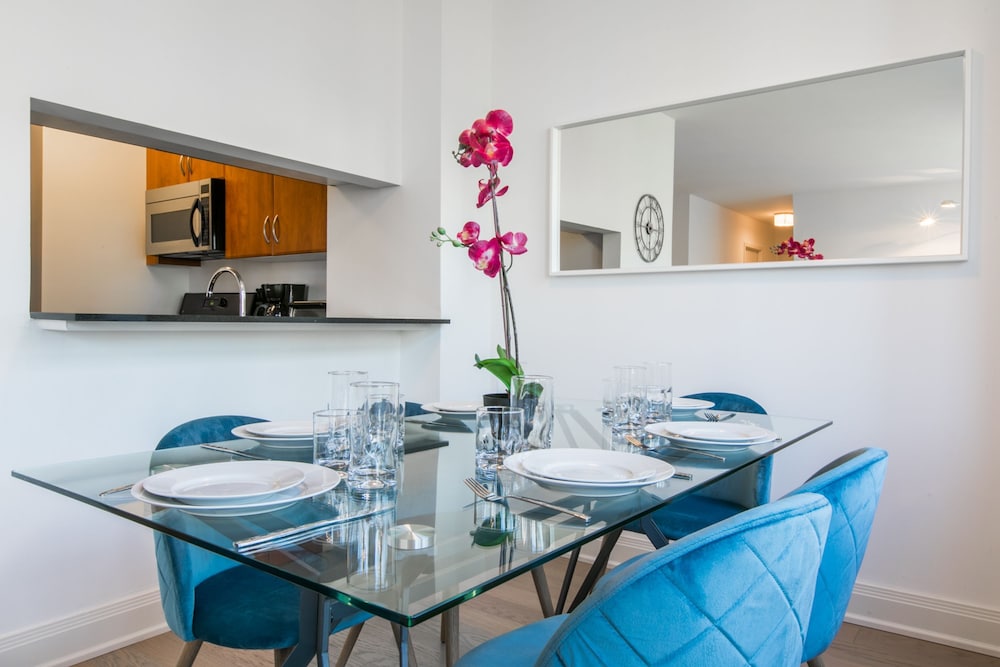 Bright 2 Bedrooms 2 Bathrooms Unit With Balcony