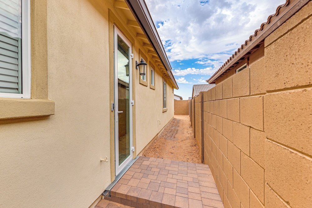 Lake + Mtn Views: Modern Apache Junction Getaway
