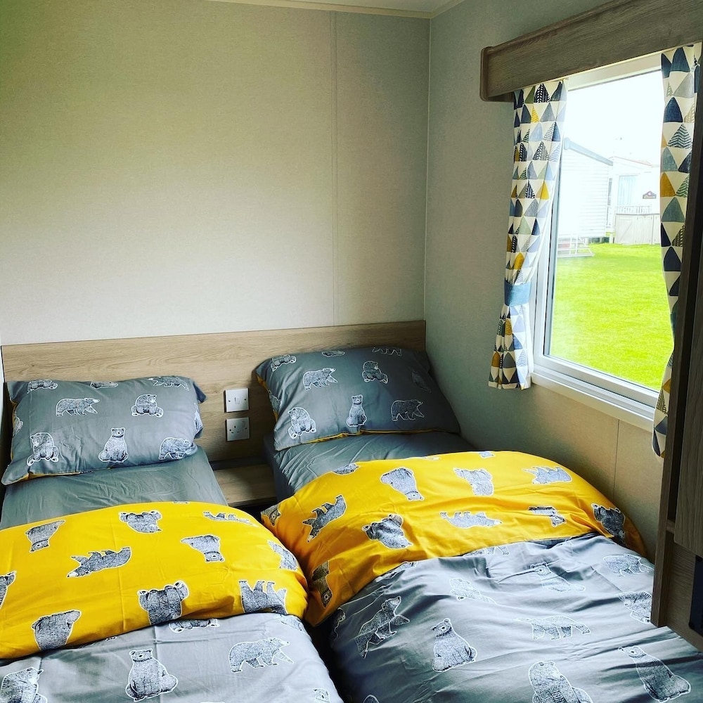 Charming 3-bed Holiday Home at Primrose Valley view 5
