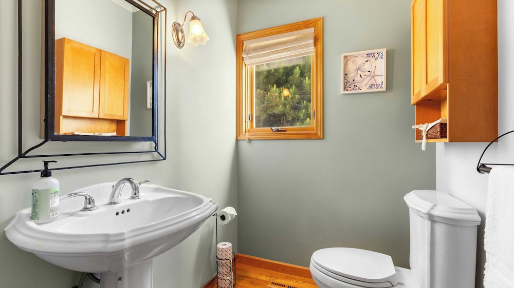 Seacliff Haven Waterfront Luxury, Stunning Views, Hot Tub & Game Room