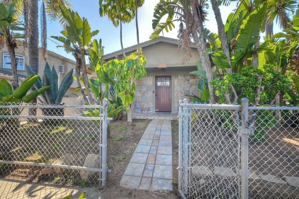 Vintage Beach Bungalow - For 6!
