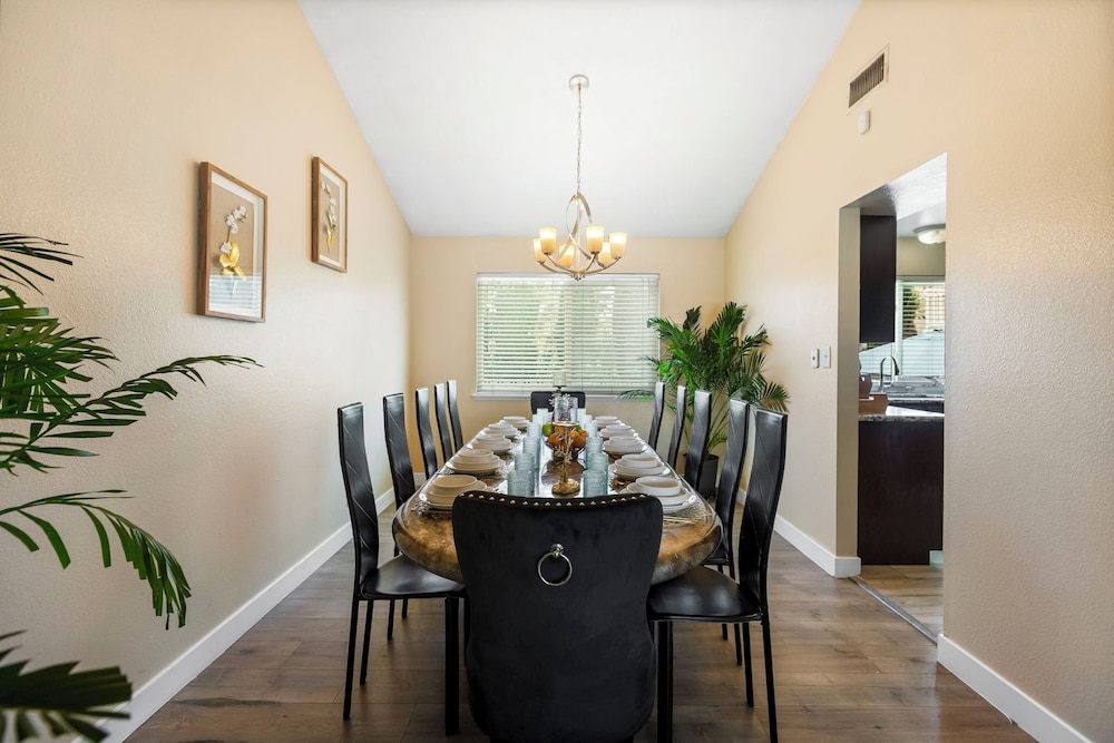 6 Beds 3 Baths Pool BBQ Near the Strip