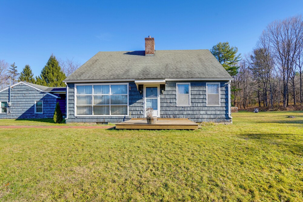 Quiet Country Living: Farmhouse Apt Near Hudson!