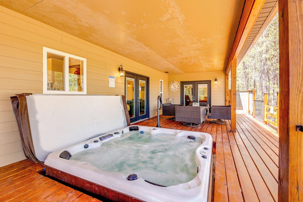 Black Hills Vacation Lodge: Deck & Fire Pit!