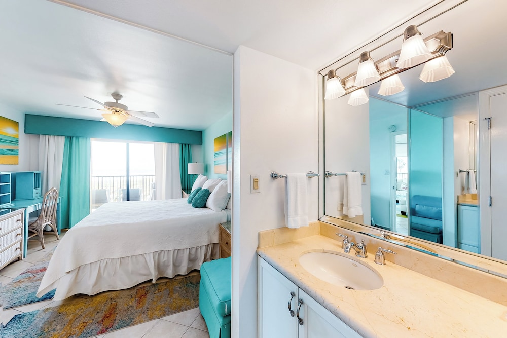 Corner 3BR w/ Gulf Views, Pools, Hot Tub, Sauna