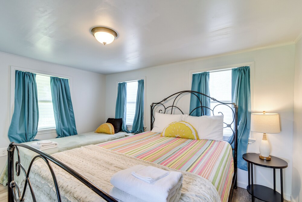 2 Mi to Public Beach: Pet-friendly Freeport Home!