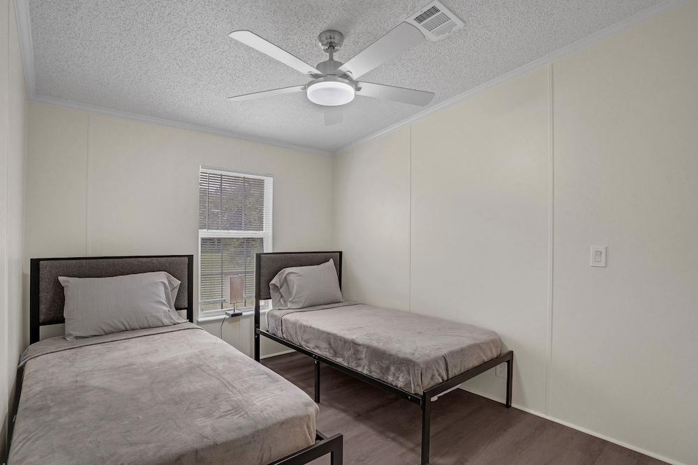 Relaxing 4br Hideaway In Groveland 4 Bedroom Cottage by RedAwning - Property Image 24