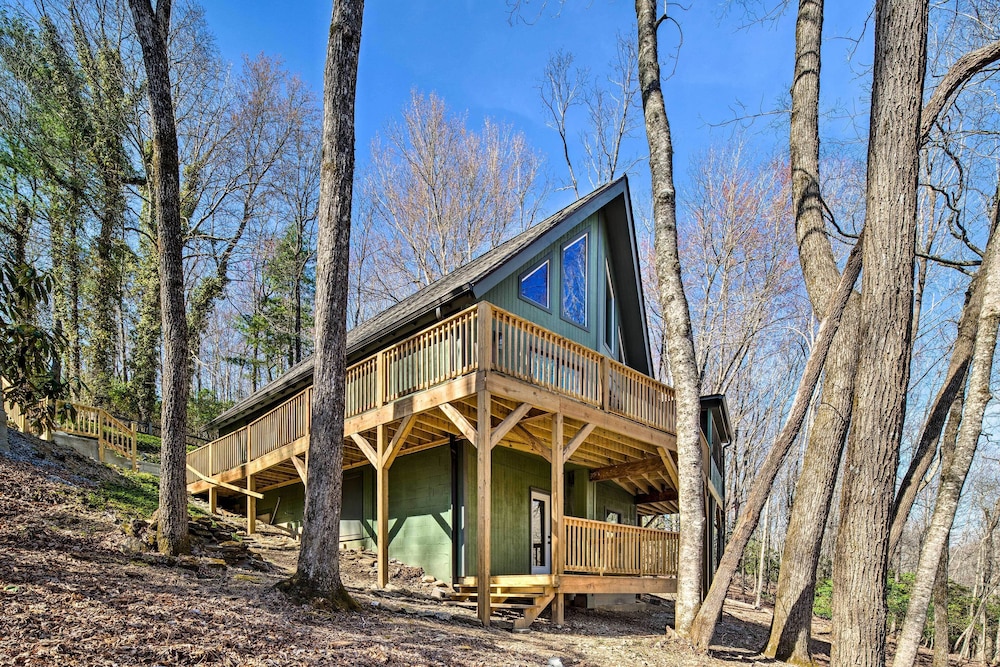 Peaceful Brevard Mountain Cabin: Hike, Golf & Swim view 5