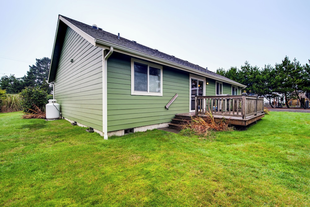 < 2 Blocks to Beach! Pet-friendly Home in Moclips