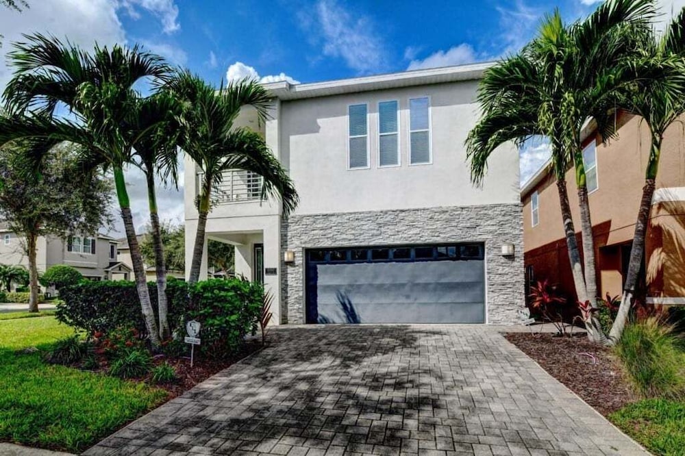 Elegant 8br Retreat W/ Private Pool, Spa & Family-friendly Comfort 8 Bedroom Villa