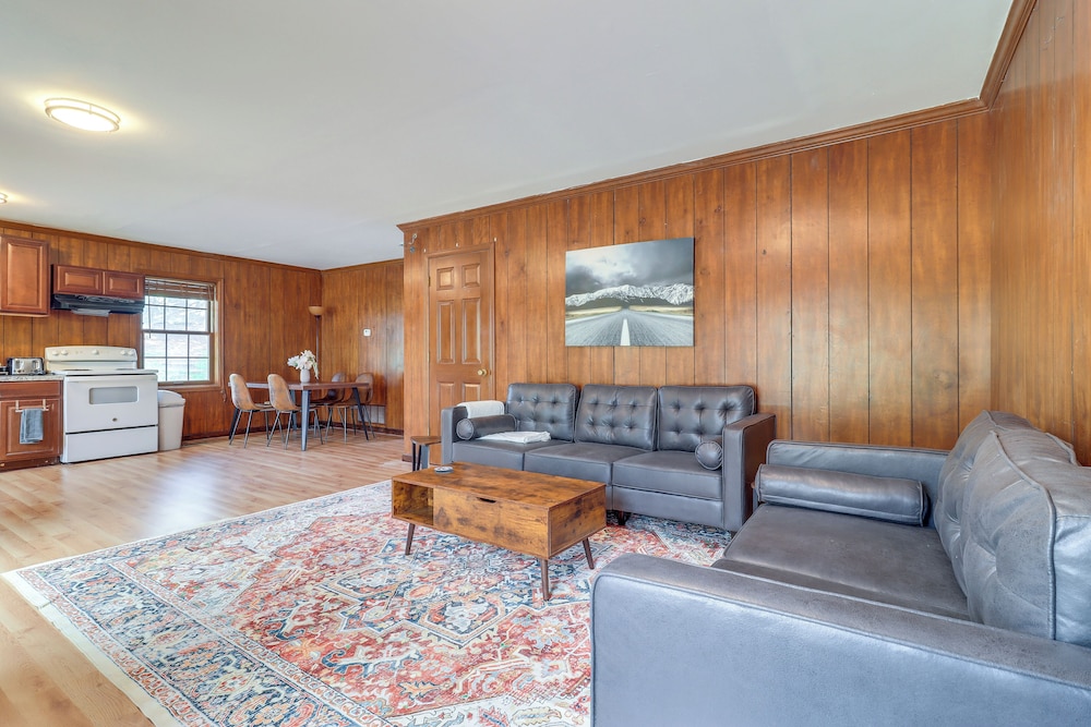 7 Mi to Downtown: Cozy West Toledo Apt w/ Yard