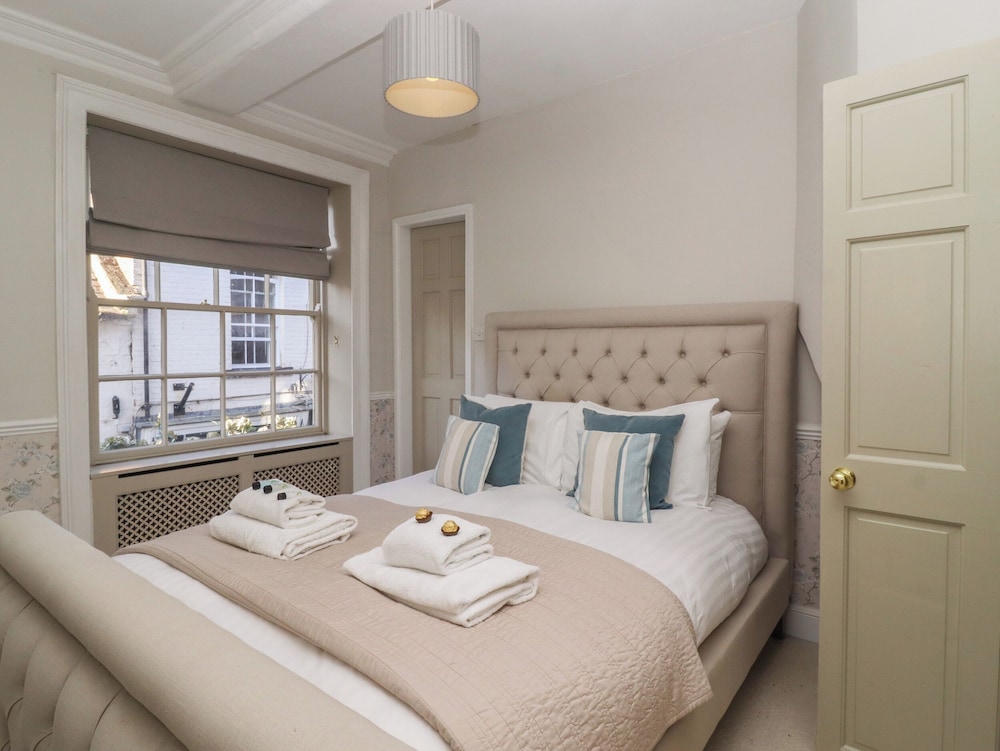 2 Castlegate
