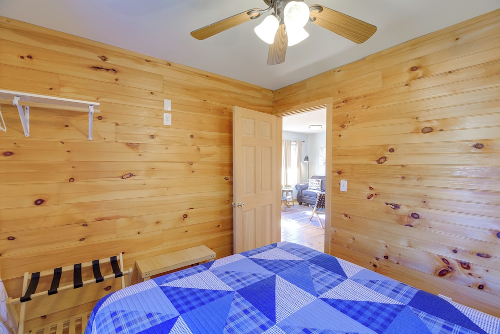 < 1/2 Mi to Damascus Town Park: Cozy Cabin w/ Deck