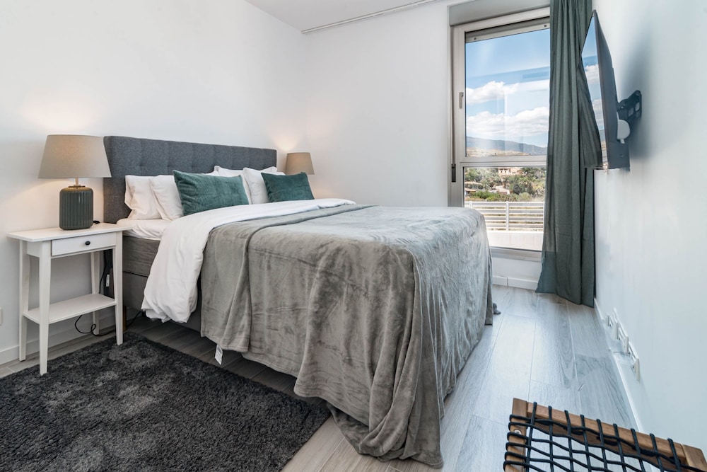 OV2 1B - Bright and Modern 3 Bedroom Apartment