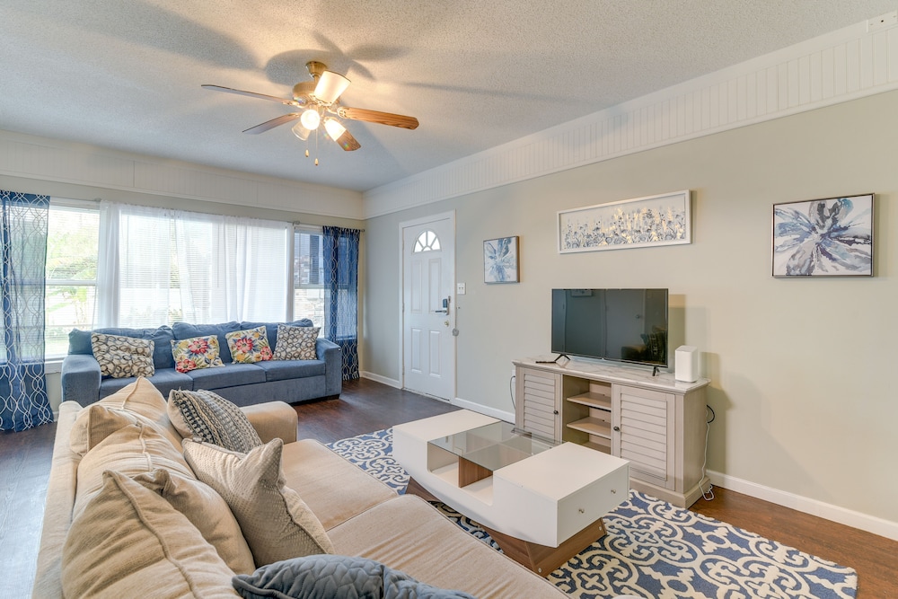 Walk to Beach: Galveston Vacation Rental!