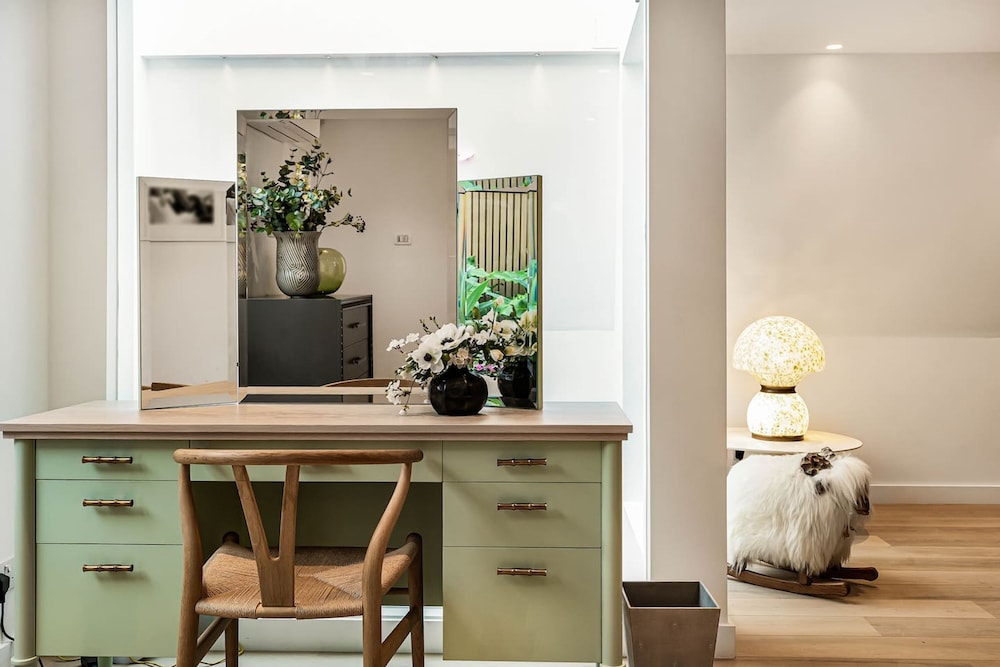 London Mews Home w Glass Atrium Terrace