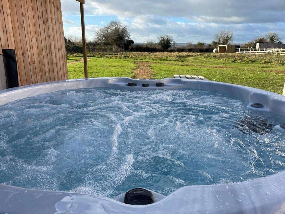Paulton - Sleeps 2 - Petfriendly - Hottub - Garden