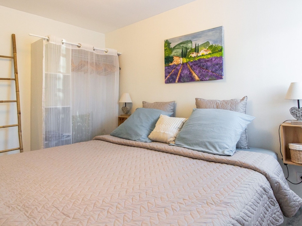 Holiday Home in Gargas Near Route des Ocres