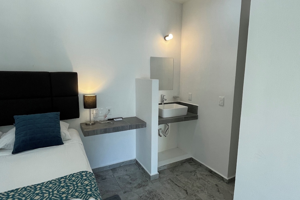 Lavish Studio w Balcony Downtown 3