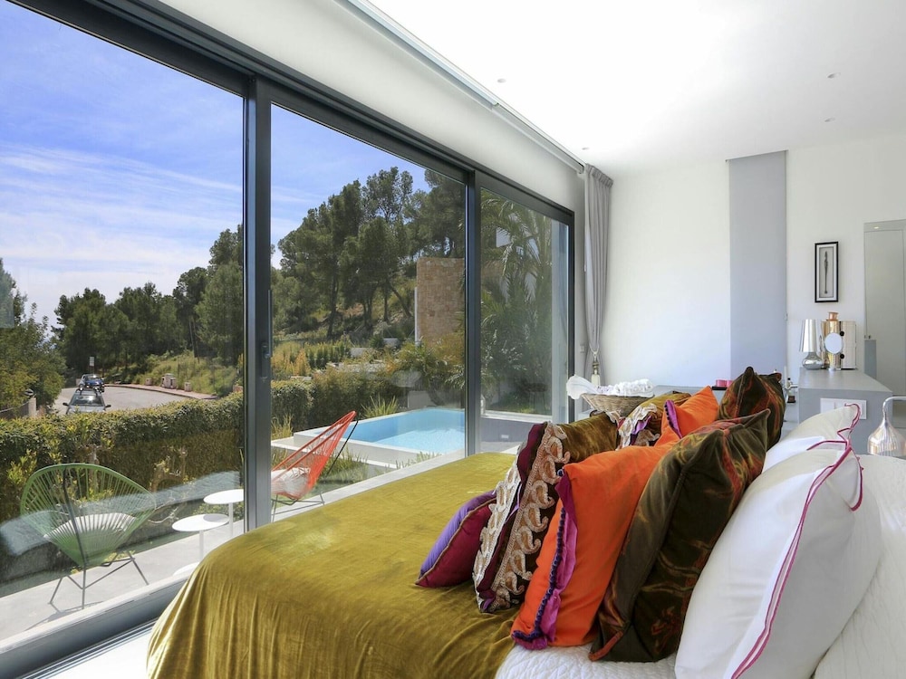 Holiday Home With Manicured Gardens
