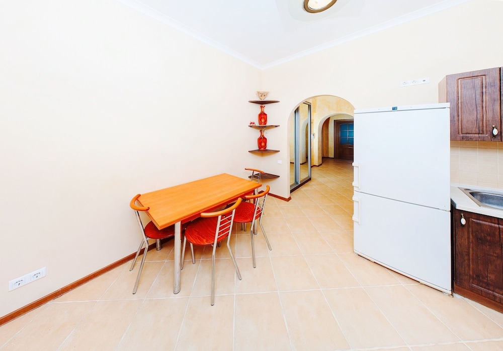 Hotrent Baseina Street Area
