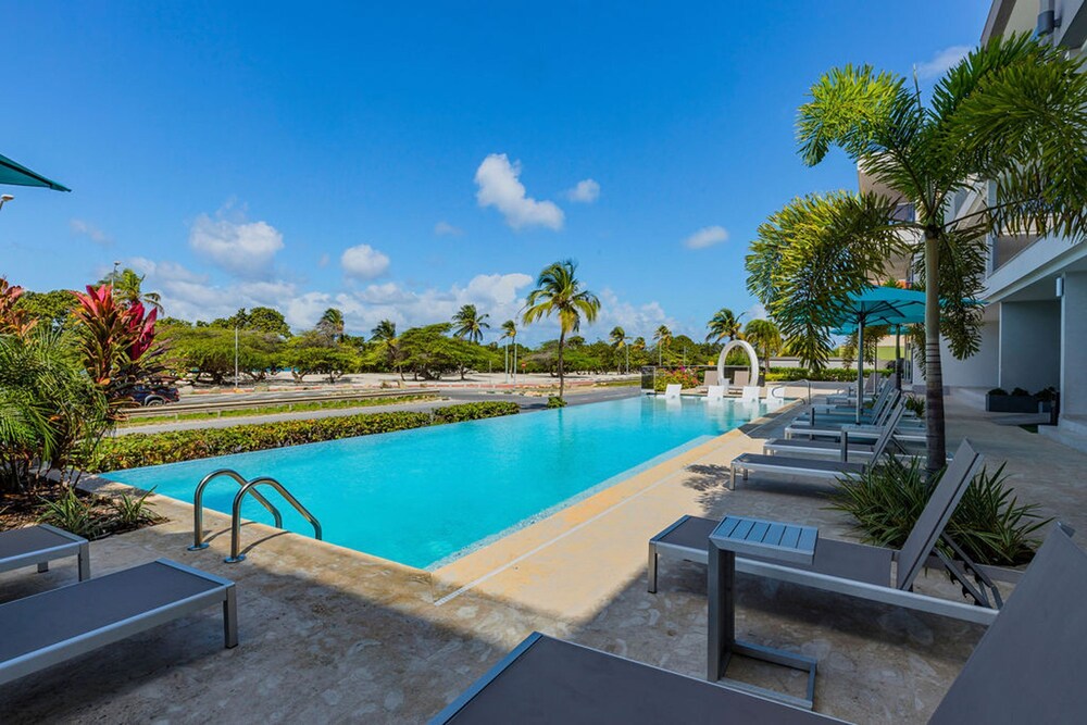 Beachfront Luxury NEW 3br2 5BA Condo Eagle Beach