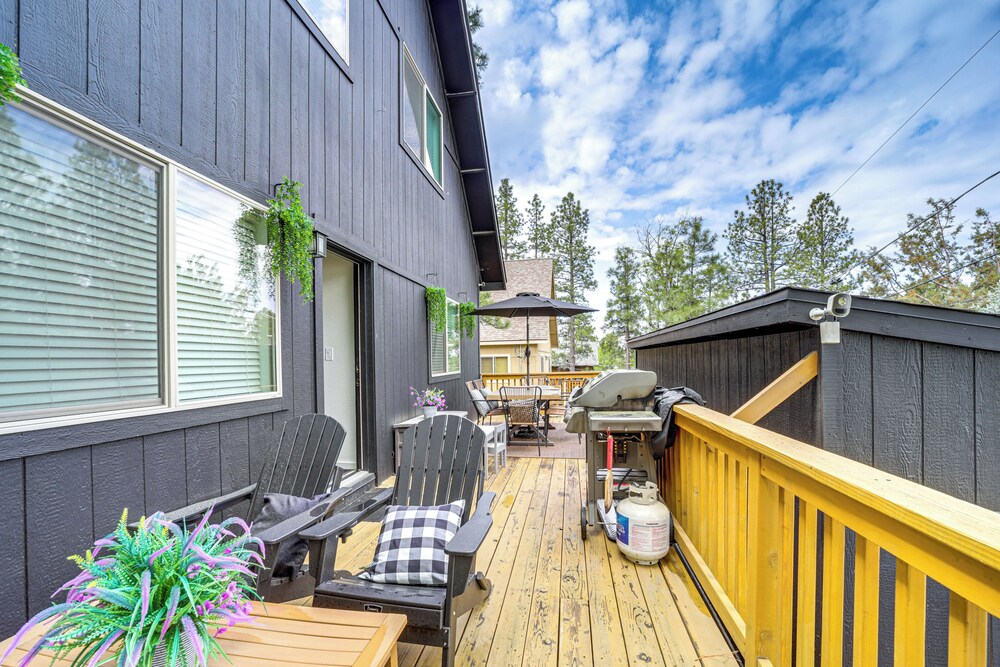 Walk to Trails: Modern Munds Park Mountain Retreat