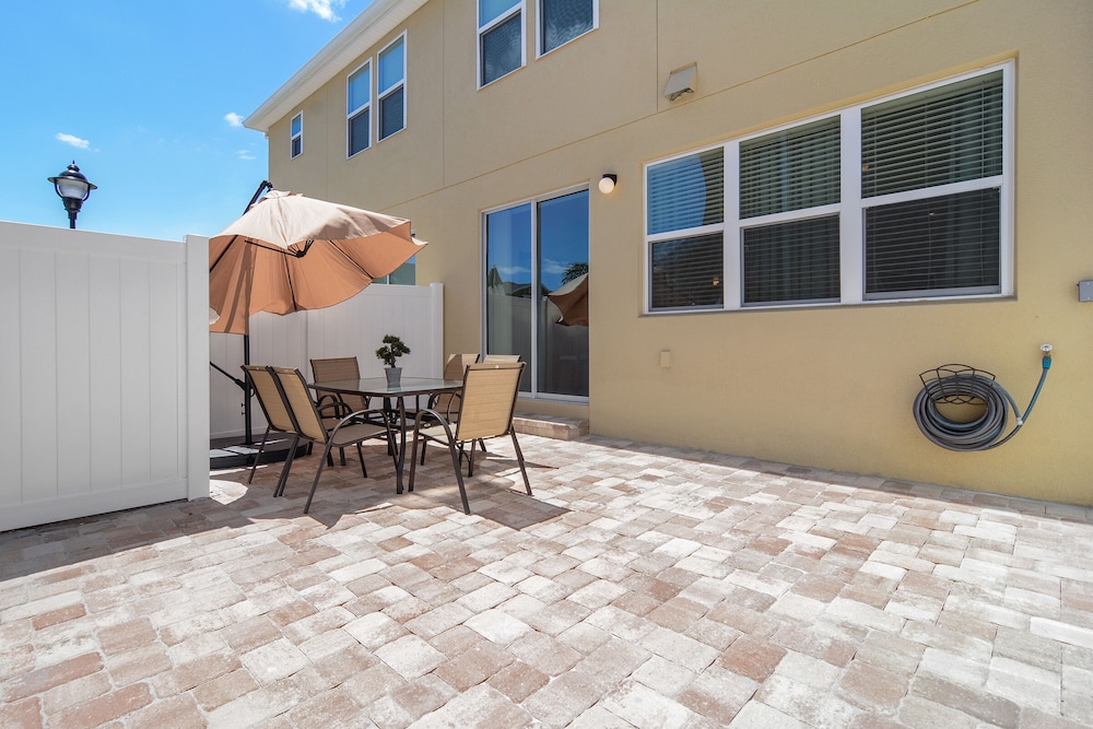 Four Bedroom Sleeps 10 w/GameRoom 5152A