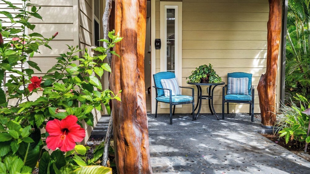 Spacious Ground Floor End Unit - Walk to Beach & Shopping - Vrkcv