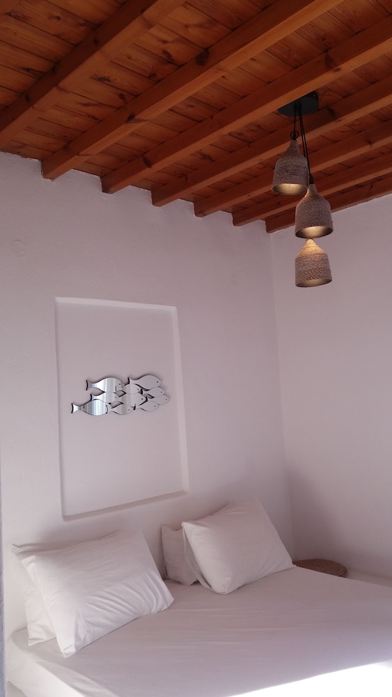 Manos Rooms