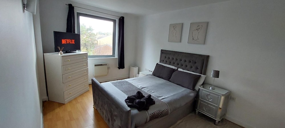 1br-4guests-pool-gym-parking-neargreenwich