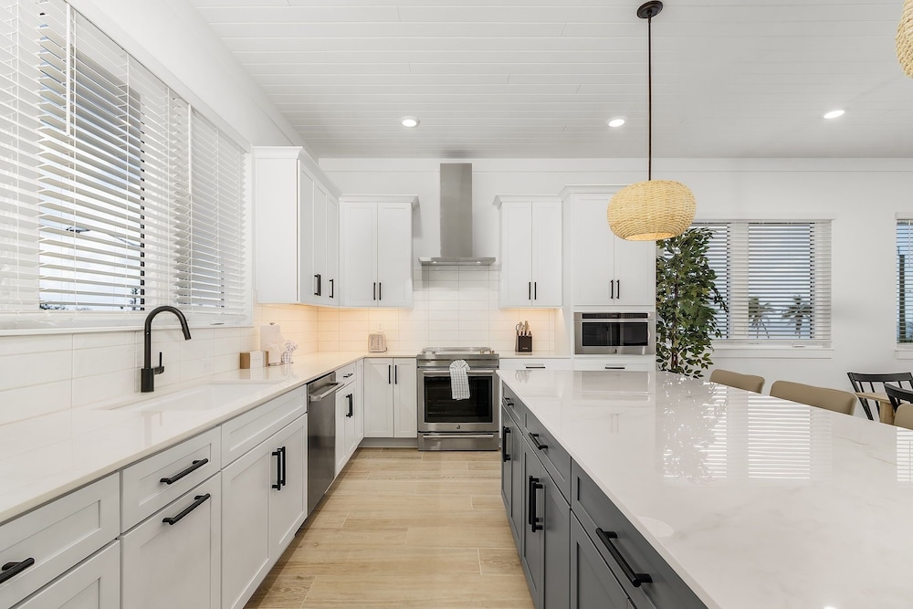 5350 Chasing Sunshine: 5bd/4.5ba Pool Home! 5 Bedroom Home