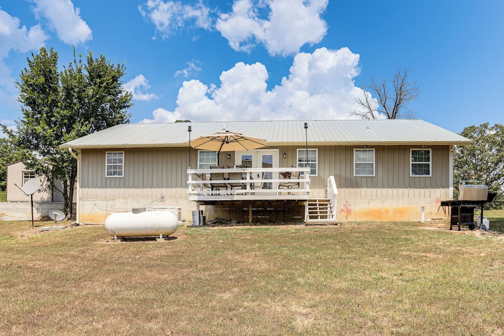 3 Mi to Spring River: Fully Furnished Outdoor Gem!