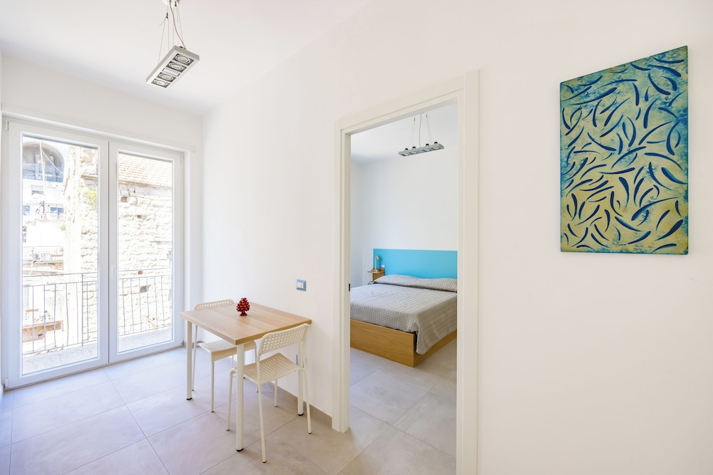 Brombeis Double Bedroom Center by Napoliapartments