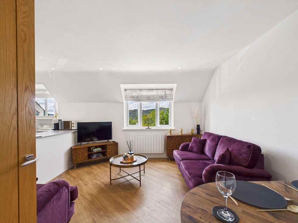 2-bed Central Apartment- Free Private Parking