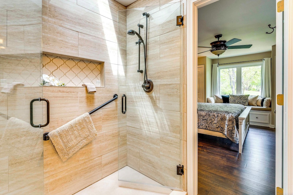 February Perks! Couples Getaway in Hayesville