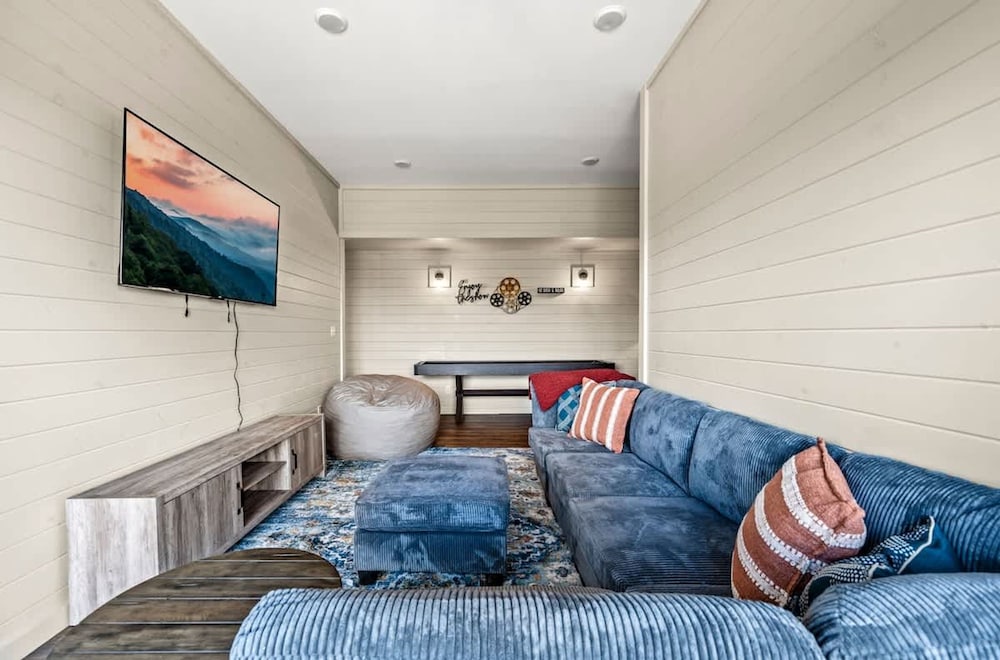 NEW Lake View Indoor Pool Sleeps 14 Hot Tub
