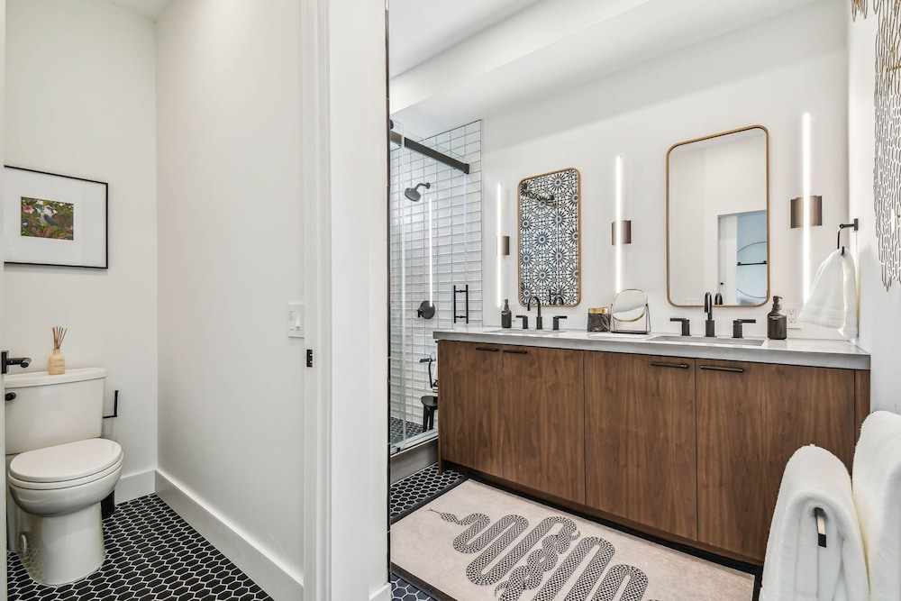 NEW The Strata Barn - Luxury Hyde Park Townhome