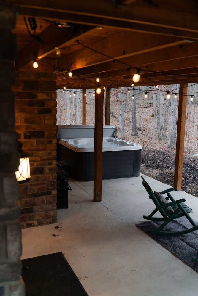 Sleeps 16! Luxury Cabin With Game Room & Hot Tub