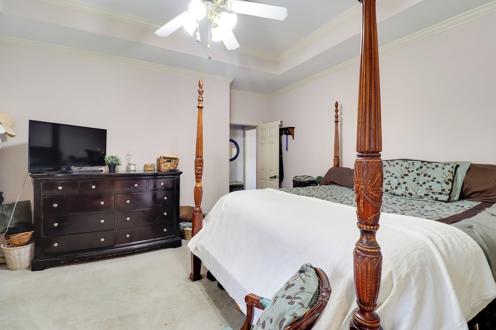 Spacious Suburban Home w/ Pool Access in Ridgeland