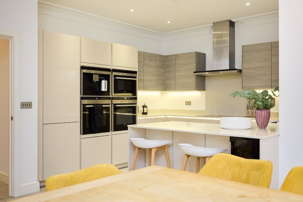 The Ascot Escape - Stylish 4bdr With Courtyard