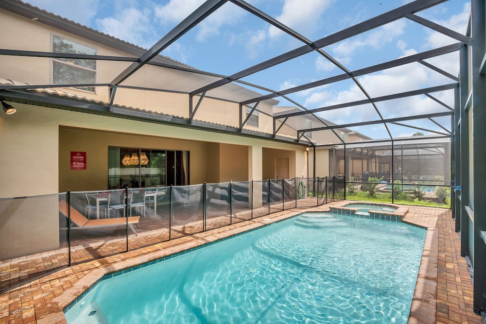 Perfect Location, Beautiful and Spacious 8BD Home, Free Waterpark! #8so884 view 2