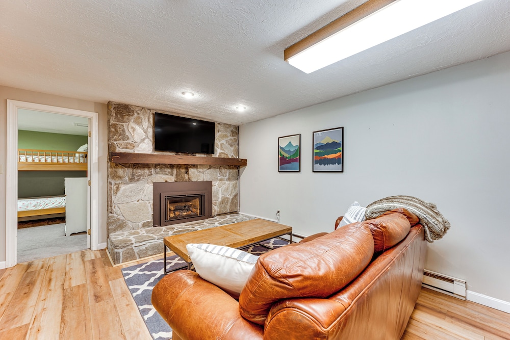 Condo w/ Deck & Grill < 5 Miles to Loon Mountain!