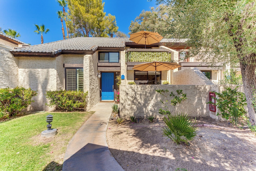 Resort-style Palm Springs Townhome w/ Pool Access