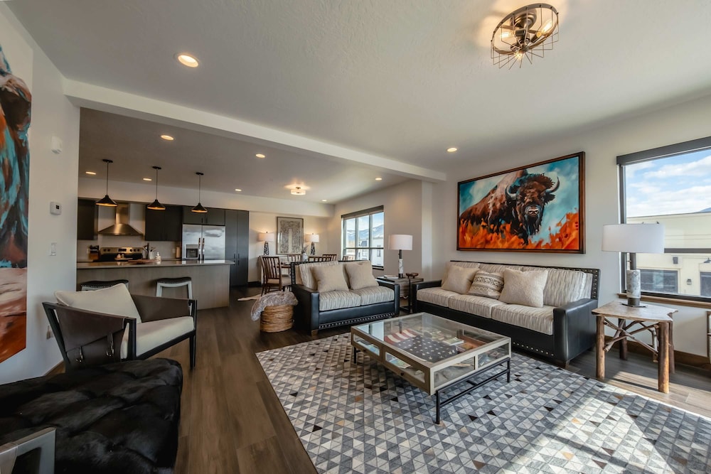 Downtown Penthouse Condo For 4!