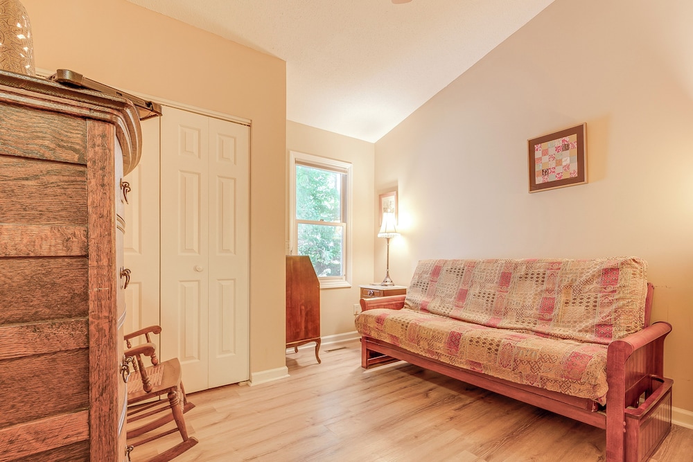 Carrboro Quaint! 2 Mi to Heart of Chapel Hill!